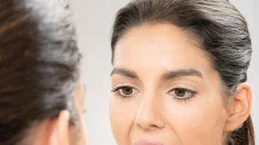 Άσπρη γλώσσα; Τι αποκαλύπτει το χρώμα της γλώσσας για την υγεία σου