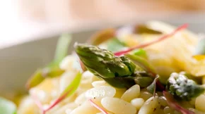 Σαλάτα με κριθαράκι και ψητό μήλο