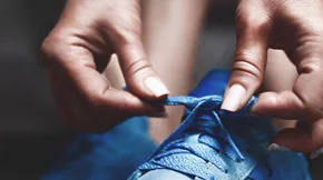 Σε χτύπησαν τα αθλητικά παπούτσια; Συμβουλές για να ανακουφιστείς