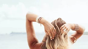 16 συμβουλές για την προστασία των μαλλιών στη θάλασσα