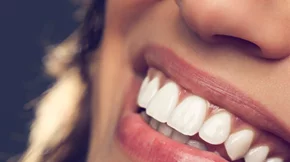 Αλάτι για λευκά δόντια: 2 τρόποι να το χρησιμοποιήσεις για ένα λαμπερό χαμόγελο