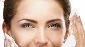 Πρέπει να χρησιμοποιείς δύο διαφορετικά καθαριστικά προσώπου;