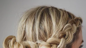 Βήμα βήμα: H τέλεια πλεξούδα και πώς με μία κίνηση γίνεται βραδινό χτένισμα