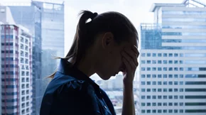 8 φυσικές λύσεις για τον πονοκέφαλο και την ημικρανία