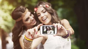 Πιο επικίνδυνες οι selfies από τους καρχαρίες [Έρευνα]