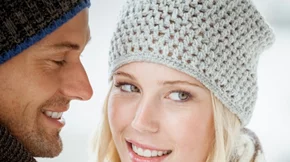 Γιατί κολλάς την ίωση του συντρόφου σου (ακόμα και όταν κοιμάσαι στον καναπέ)