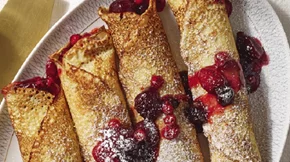 Σουηδικά pancakes με ξινόγαλα, homemade μαρμελάδα μούρων και σαντιγί