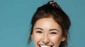 Ποια συνήθεια είναι το ίδιο βλαβερή για τα δόντια σου όσο τo να πίνεις αναψυκτικά;