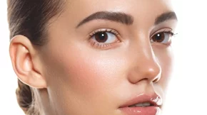 Πώς να κάνετε το concealer να μοιάζει με δέρμα