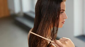 Φτιάχνουμε τη δική μας ενυδατική μάσκα μαλλιών