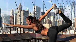 Βίντεο: Ασκήσεις γλουτών για γυναίκες με TRX, μπάλα ισορροπίας και βαράκια στα πόδια