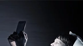 Έφηβοι και οθόνες: Να ανησυχείς μόνο αν «κολλάει» σε βιντεοπαιχνίδια και κινητά λένε οι ειδικοί