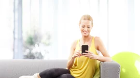 Ασκήσεις στον καναπέ: Το βίντεο με ασκήσεις για hot γλουτούς