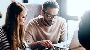 10 μυστικά οικονομικής διαχείρισης για ευτυχισμένα ζευγάρια (ναι, τα χρήματα μπορεί να χαλάσουν τη σχέση)