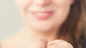 Τι κινδύνους κρύβουν οι έγχρωμοι φακοί επαφής;