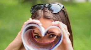 Έχουν οι γυναίκες που περνούν πολύ χρόνο μαζί συγχρονισμένη περίοδο; Μύθος ή αλήθεια;