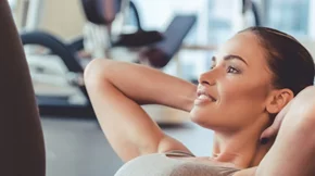 Φλατ κοιλιά με τις 5λεπτες ασκήσεις του celeb trainer (τα απόλυτα βίντεο γυμναστικής για το σπίτι!)