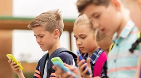 Όχι κινητό σε παιδιά κάτω των 12 ετών, συστήνει ο Ιατρικός Σύλλογος, οι ραδιοβιολόγοι και οι μηχανικοί!