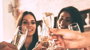 Ακόμη και η μέτρια κατανάλωση αλκοόλ μπορεί να κάνει ζημιά στον εγκέφαλο