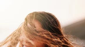 Συμβουλές για να προστατεύσουμε τα μαλλιά μας το καλοκαίρι