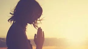 Τα συμπτώματα του καρκίνου των ωοθηκών που κάθε γυναίκα πρέπει να γνωρίζει