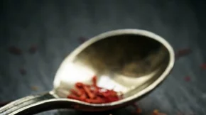 Ελληνικές έρευνες: Κρόκος Κοζάνης, αγουρέλαιο, τσάι του βουνού κι αλόη στην αντιμετώπιση του Alzheimer!