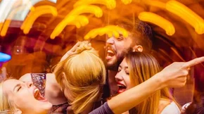 Εφηβεία και αλκοόλ: Πόσο αλκοόλ να «επιτρέπουμε» ως γονείς να πίνουν οι έφηβοι; Πότε να ανησυχήσουμε; Η ψυχολόγος απαντά!