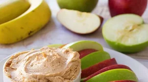 Εύκολο ντιπ για φρούτα με γιαούρτι και φιστικοβούτυρο και έχεις το πιο υγιεινό σνακ σε 1 λεπτό!