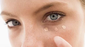 Τι κονσίλερ να πάρω; Η beauty editor τα δοκίμασε όλα και συστήνει τα 4 καλύτερα κονσίλερ