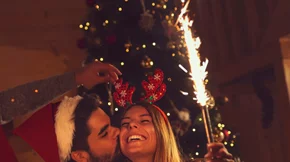 Γιατί φιλιόμαστε κάτω από το γκι; Να γιατί πρέπει να το κάνεις!