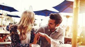 Ραντεβού στα τυφλά: Ο απόλυτος οδηγός επιβίωσης από τους Έλληνες experts των σχέσεων