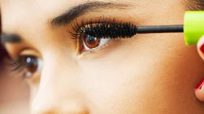 Δυνατές βλεφαρίδες: Τα εργαλεία και οι επαγγελματικές συμβουλές που πρέπει να ξέρεις