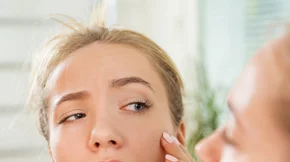 Ροδόχρους νόσος: Πώς θα απαλλαγείς από τα σπυράκια και τις κοκκινίλες;