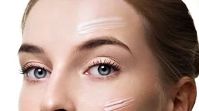 Όσα ΔΕΝ γνώριζες για τη ρετινόλη (αυτό είναι το συστατικό στις κρέμες που ΣΙΓΟΥΡΑ μειώνει τις ρυτίδες)