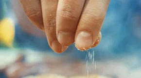 3 αλλαγές στη διατροφή σου που θα μειώσουν το αλάτι που τρως άμεσα