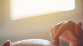 Υπάρχουν ακόμα μητέρες που χάνουν τη ζωή τους στον τοκετό (κι αυτό είναι κάτι που πρέπει να αλλάξει)