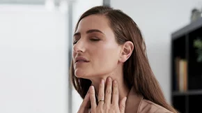 Συμπτώματα κορονοϊού: Πονάει ο λαιμός μου και βήχω, τι πρέπει να κάνω;