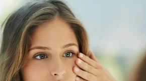 Μαύροι κύκλοι στα μάτια; Η σωστή αντιμετώπιση σύμφωνα με τη δερματολόγο