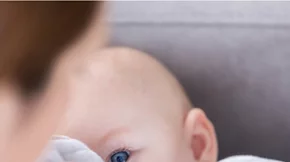 «Πάσχω από πολλαπλή σκλήρυνση. Μπορώ να συνεχίσω τη θεραπεία μου αν μείνω  έγκυος και θηλάζω το μωρό μου;»