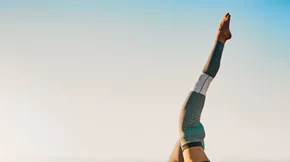 Βίντεο: Προπόνηση barre με ασκήσεις που γυμνάζουν κοιλιακούς και όλο το σώμα