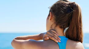 Πόνος στον αυχένα; Το αυχενικό σύνδρομο και όσα χρειάζεται να γνωρίζεις