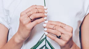 Τι χρώμα να βάψω τα νύχια μου; Κι άλλα tips για όμορφα χέρια