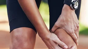 Πόνος στο γόνατο; Οι πιθανότερες αιτίες και τι πρέπει να κάνεις