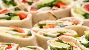 Τι να φάει το παιδί το βράδυ; Θρεπτικά ρολάκια με τορτίγιες