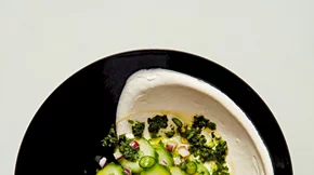 Ντιπ γιαουρτιού με χυμό από τουρσί και πικάντικη σάλτσα από πράσινα μυρωδικά