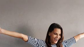 Οι ασκήσεις στην καρέκλα του γραφείου που κάνει και η fitness editor