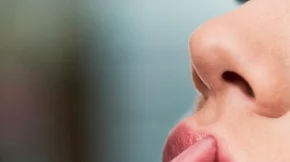 Γιατί διαφωνούν μεταξύ τους make-up artists για το nude κραγιόν; (Ποιο είναι το σωστό;)