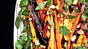 Βιετναμέζικη ζεστή σαλάτα μυρωδικών με ψητά καρότα και κρεμμύδια