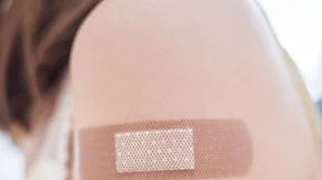 Εμβόλιο ιλαράς-ερυθράς-παρωτίτιδας (ΜΜR): Μειώνει την πιθανότητα να αρρωστήσει κάποιος σοβαρά με κορονοϊό