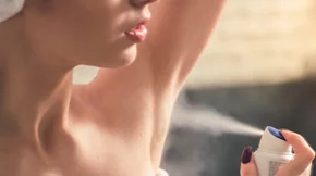 Υπερβολική εφίδρωση: Μάθε πώς θα την ελέγξεις με τα tips της beauty editor